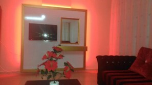 Apartment, 3 Schlafzimmer | Wohnbereich | LCD-Fernseher