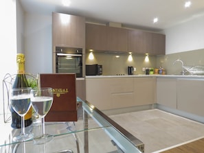 Business appartement, 1 tweepersoonsbed | Privékeuken | Een koelkast, een magnetron, een oven, een kookplaat