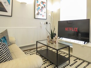 Living area - Tudors eSuites Birmingham Apartments Jewellery Quarter (Birmingham)