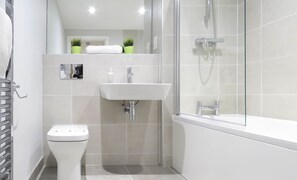 Business appartement, 1 tweepersoonsbed | Badkamer | Een douche, gratis toiletartikelen, handdoeken