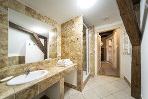 Shower, hair dryer, towels, soap - OLD TOWN -2 BEDROOM 2 BATHROOM max 8 pers (Prague 1)