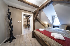 Skrivebord, strykejern/-brett, reiseseng for barn og wi-fi (inkludert)