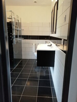 Haartrockner, Handtücher, Toilettenpapier