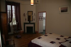 3 quartos, ferros/tábuas de passar roupa, berço de viagem