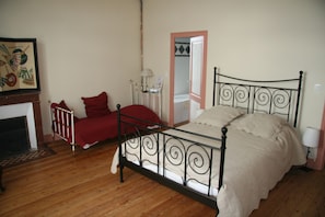 3 bedrooms, iron/ironing board, travel cot, free WiFi