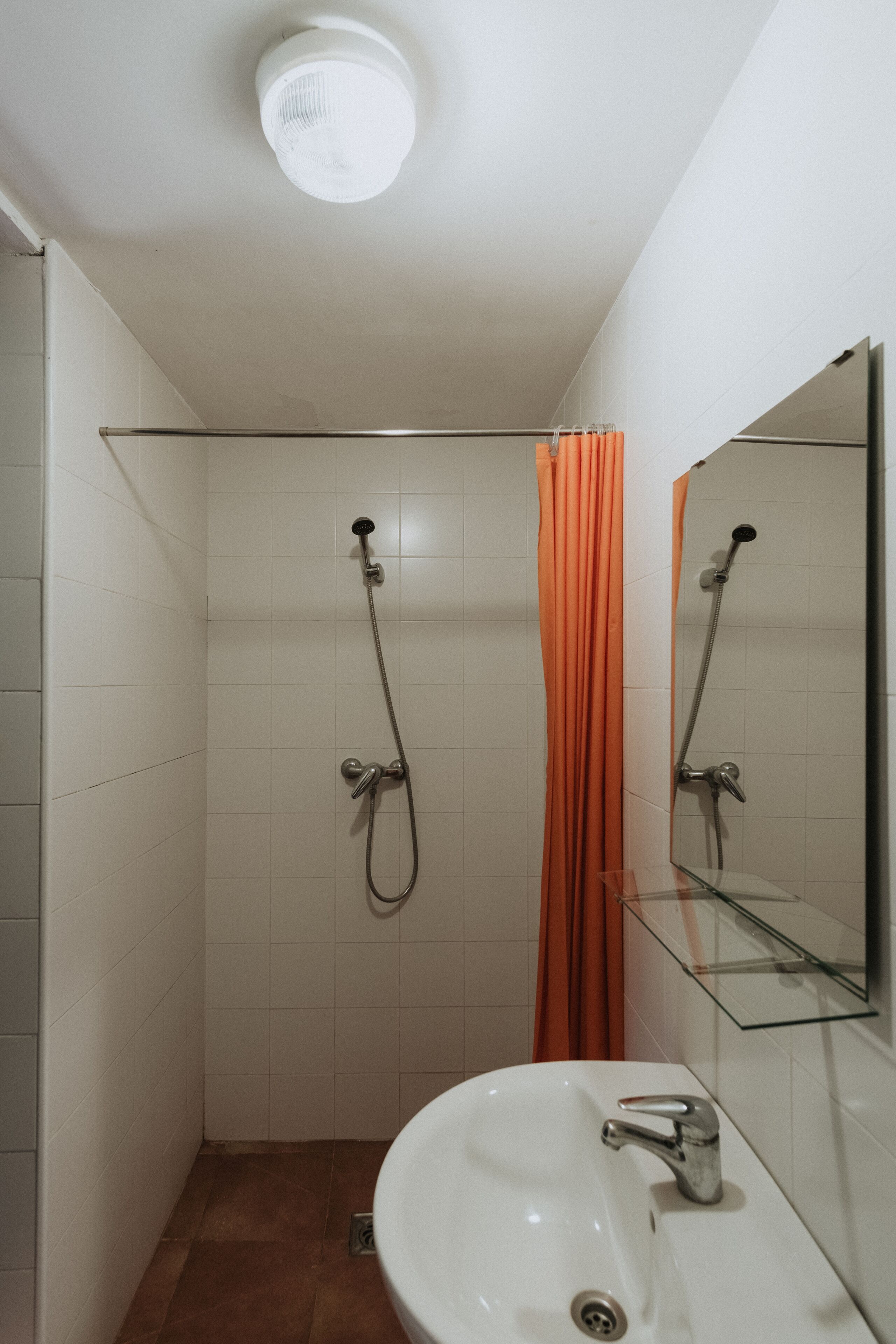 Kamar Basic (6 beds) | Kamar mandi | Shower dan handuk