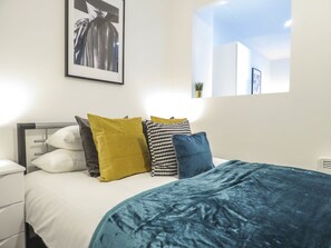 Business Studio | Premium bedding, rollaway beds, free WiFi, bed sheets