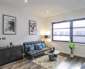 Business Studio | Premium bedding, rollaway beds, free WiFi, bed sheets - Tudors eSuites Birmingham Apartments Jewellery Quarter (Birmingham)