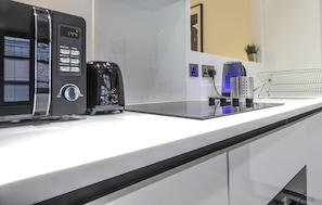 Business Studio | Private kitchen | Fridge, microwave, oven, coffee/tea maker