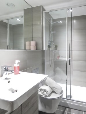 Business-Studio | Badezimmer | Dusche, Handtücher