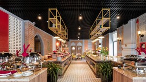 Un restaurante moderno con un pasillo central, paredes de ladrillo y estanterías metálicas.