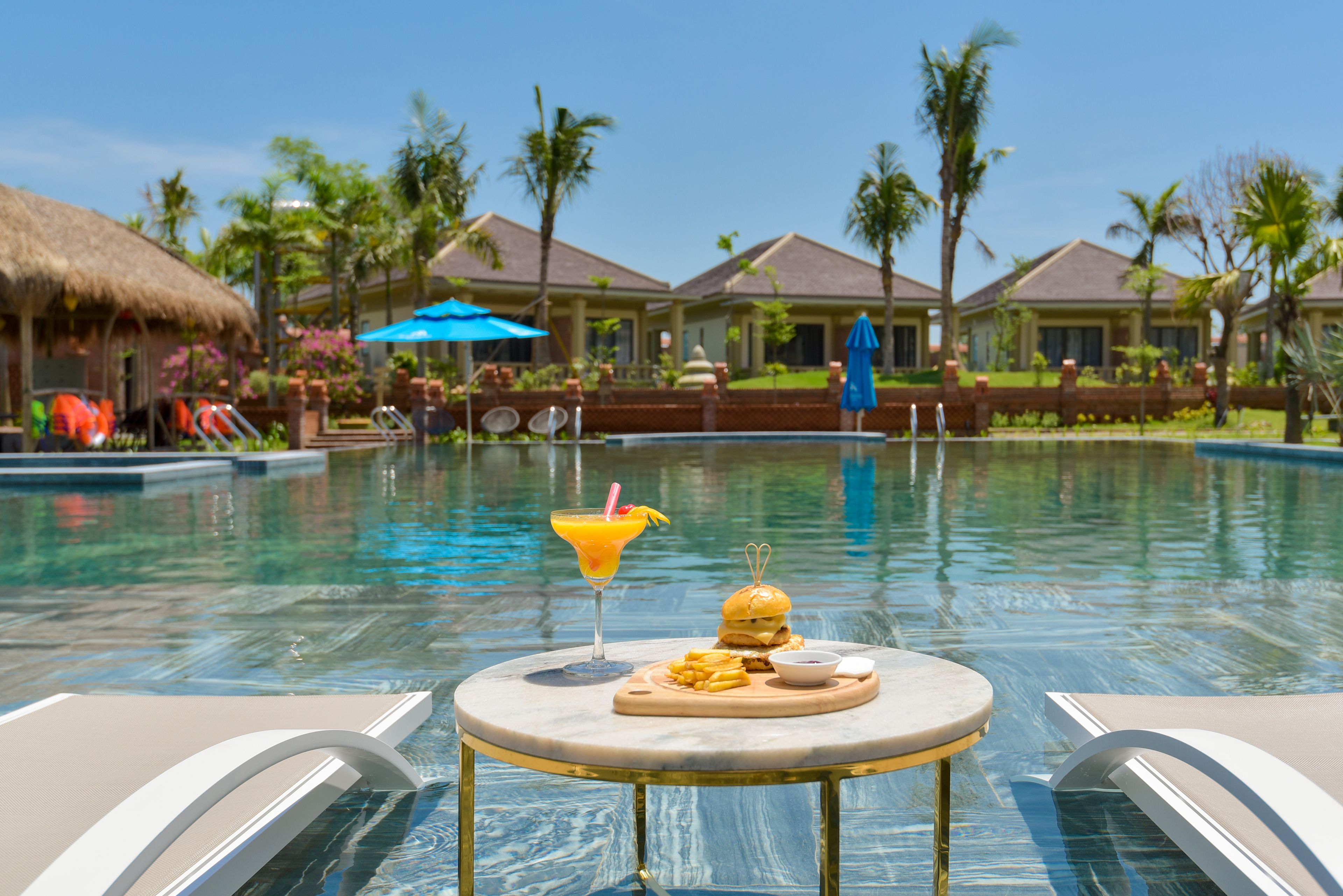 Außenpool, geöffnet von 07:00 Uhr bis 21:00 Uhr, Sonnenschirme