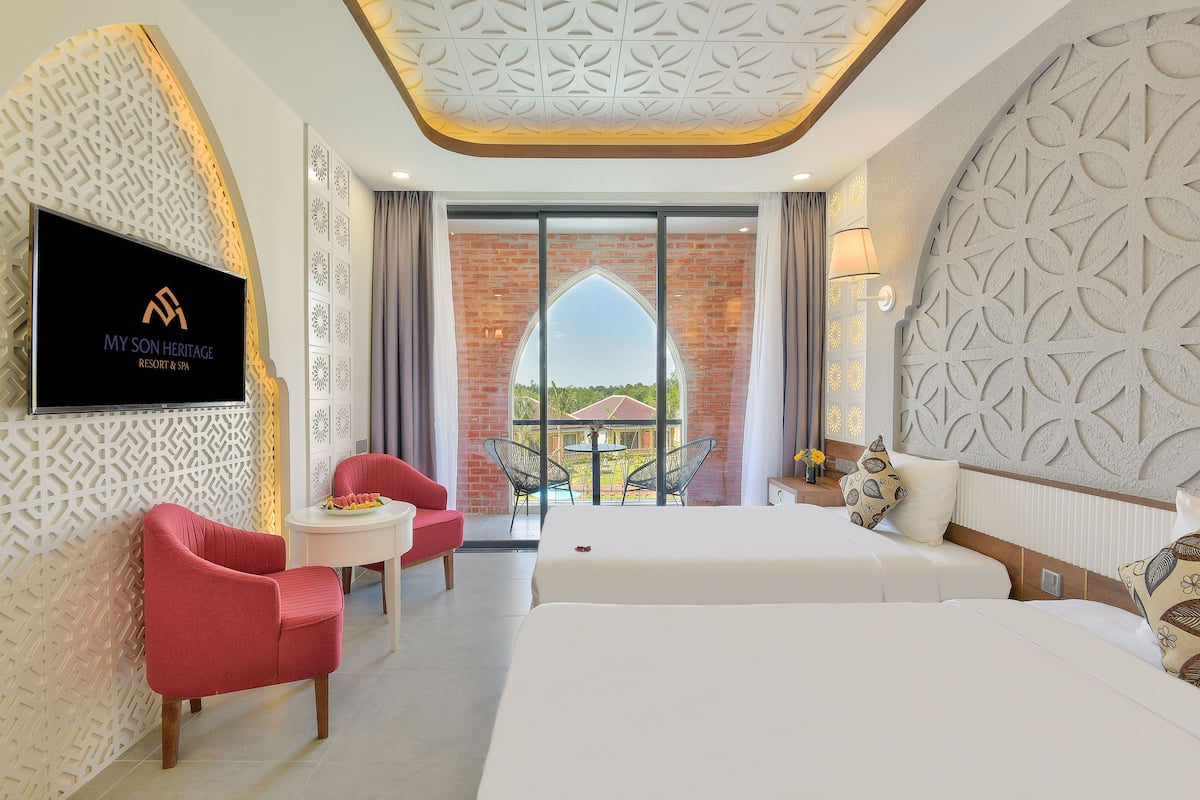 Quarto duplo superior, vista para a piscina | Roupas de cama premium, frigobar, cofres nos quartos, escrivaninha