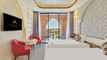 Superior Twin kamer, uitzicht op zwembad | Luxe beddengoed, een minibar, een kluis op de kamer, een bureau