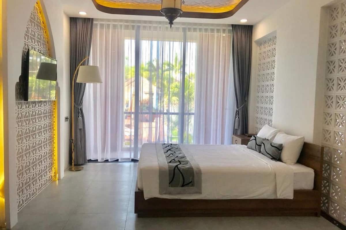 Suíte família, 1 quarto, banheira, vista para a piscina | Roupas de cama premium, frigobar, cofres nos quartos, escrivaninha