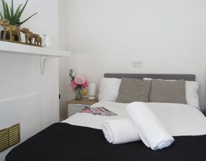 Business House - Tudors eSuites Coventry Townhouse Private Garden Free Parking (Coventry)