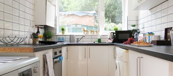 Tudors eSuites Coventry Townhouse Private Garden Free Parking