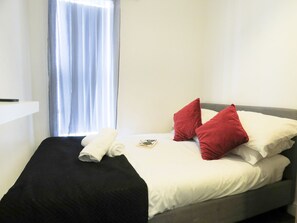 Business House | 4 bedrooms, laptop workspace, blackout curtains, iron/ironing board - Tudors eSuites Coventry Townhouse Private Garden Free Parking (Coventry)