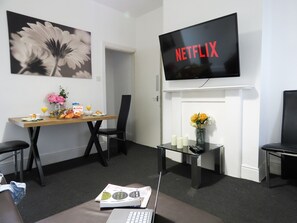 Business House | Living area | 50-inch flat-screen TV with digital channels, Smart TV, Netflix - Tudors eSuites Coventry Townhouse Private Garden Free Parking (Coventry)