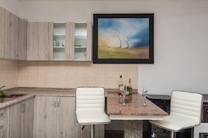 Frigorífic, microones, rentaplats i cafetera i tetera