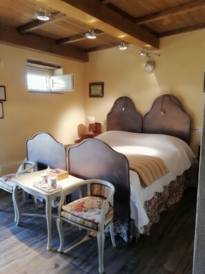 Dubbelrum - 1 kingsize-säng - icke-rökare - utsikt mot bergen (La Volpe) | Memory foam-madrasser, gratis wi-fi och sängkläder
