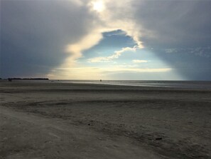 Sur la plage, chaise longue, serviettes de plage