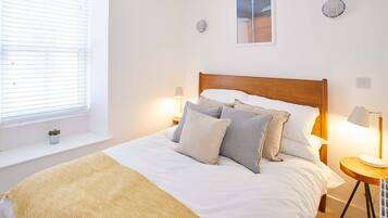 Luxury Cottage, 2 Double Beds, Non Smoking, Harbour View | 2 bedrooms, laptop workspace, iron/ironing board, free WiFi