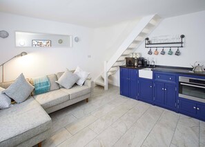 Luxury Cottage, 2 Double Beds, Non Smoking, Harbour View | Living area