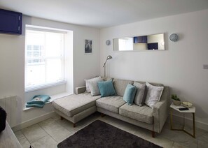 Luxury Cottage, 2 Double Beds, Non Smoking, Harbour View | Living area