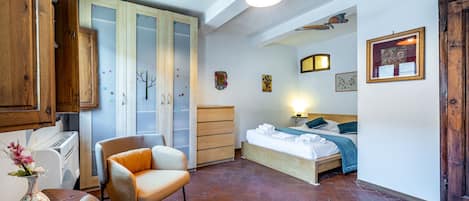 Apartment, 2 Schlafzimmer, Stadtblick | Individuell dekoriert, individuell eingerichtet, Schreibtisch