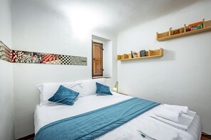 Apartment, 2 Schlafzimmer, Stadtblick | Individuell dekoriert, individuell eingerichtet, Schreibtisch