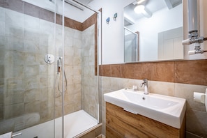 Baño | Regadera, regadera tipo lluvia, secadora de cabello, bidet