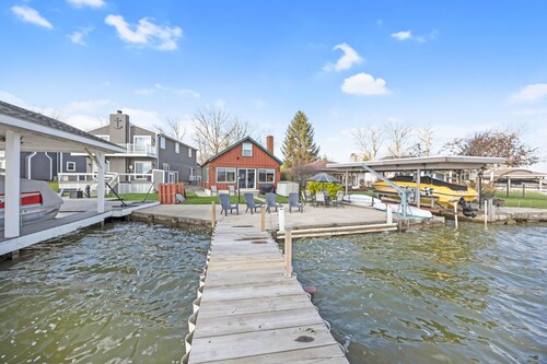 Serenity Lakefront Home on Techumseh Island - Sleeps 6,  2BR, 1.5Bath, Boat Dock