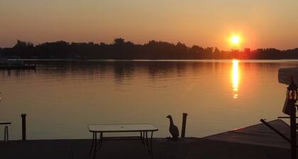 Serenity Lakefront Home on Techumseh Island - Sleeps 6, 2BR, 1.5Bath, Boat Dock