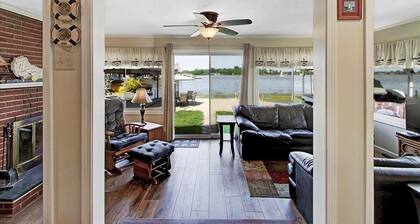 Lakefront Home, Techumseh Island - vuodepaikkoja 6, 2BR, 2Bath, venelaituri