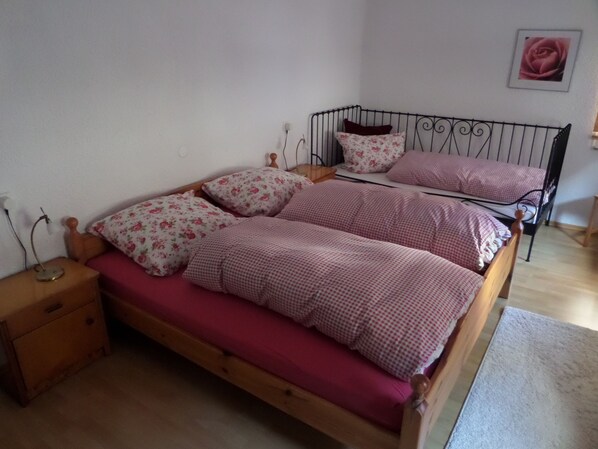 2 bedrooms, iron/ironing board, free WiFi, bed sheets