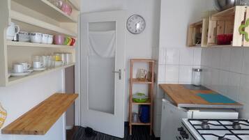 Fridge, oven, stovetop, coffee/tea maker