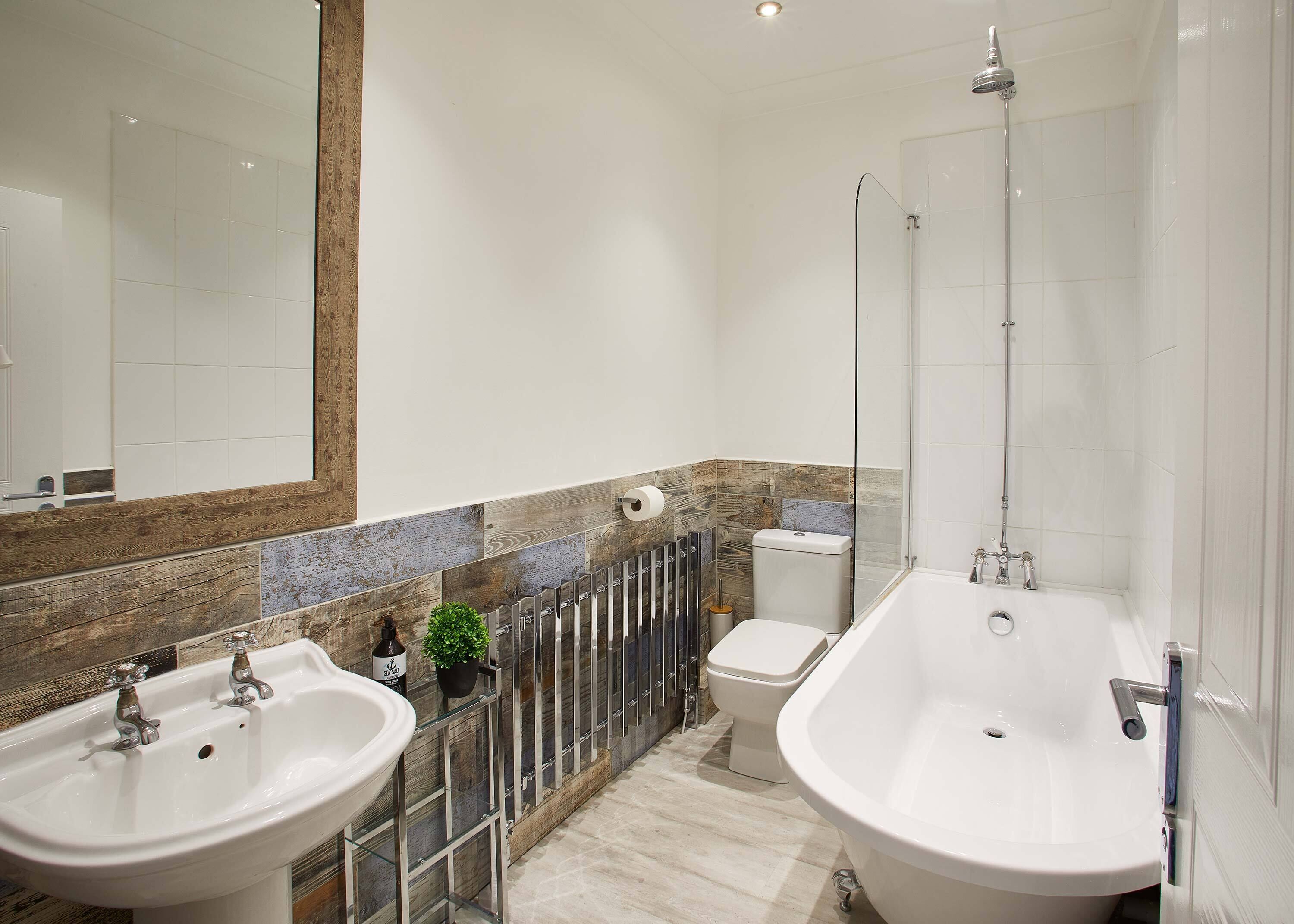 Luxury Apartment, Multiple Beds, Non Smoking, Beach View | Bathroom | Hair dryer, towels
