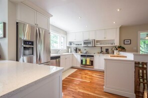 Fridge, microwave, oven, stovetop - Waterfront Newly Renovated: The Glenora House - Jul/Aug - 1 wk minimum stay (Deseronto)