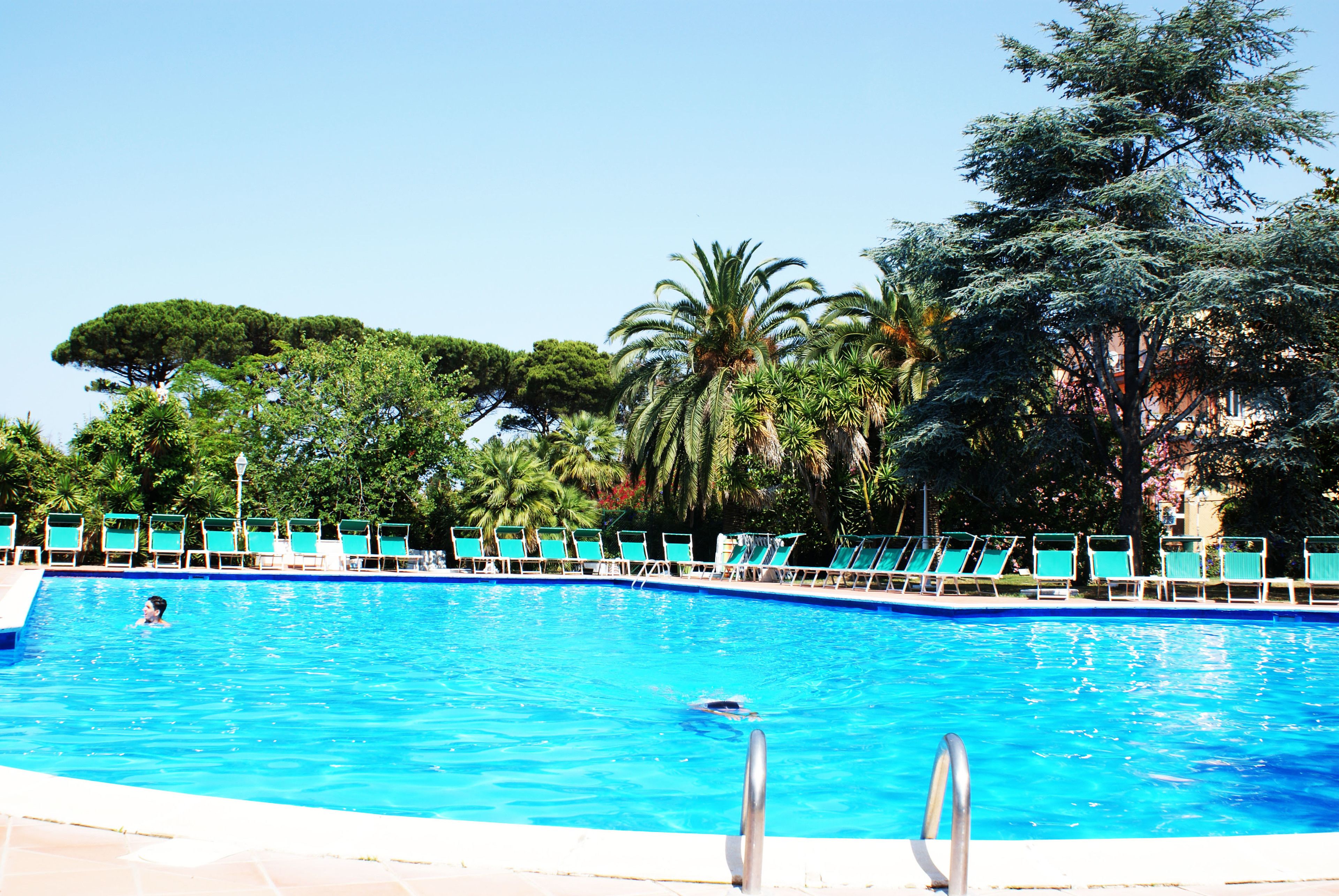 Piscine extérieure (ouverte en saison), parasols de plage