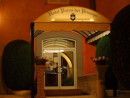 Der Eingang zum Hotel Palazzo dei Principi mit einem klassischen Rundbogen und einem Schild darüber.