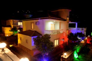 Fassade der Unterkunft – Abend/Nacht