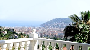 Villa | Uitzicht vanaf balkon