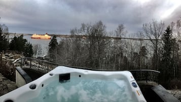 Outdoor spa tub