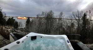 Outdoor spa tub