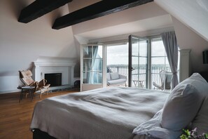 5 bedrooms, iron/ironing board, free WiFi, bed sheets