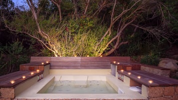 Outdoor spa tub