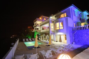Front of property - evening/night - Emre Prima Vilları 3 (Alanya)