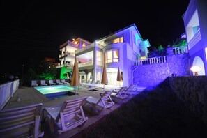 Front of property - evening/night - Emre Prima Vilları 3 (Alanya)