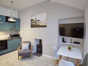 Appartement luxueux, Plusieurs lits, non-fumeur | Aire de séjour | Téléviseur à écran plat, foyer